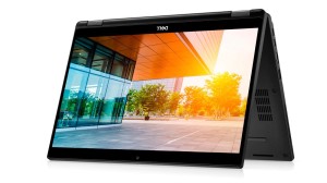 Dell Latitude 5300 2 in 1 waży 142 kg co może nie jest najniższą masą spotykaną w rozwiązaniach konwertowalnych jednak wciąż umożliwia w miarę wygodną możliwość operowania za pomocą jednej ręki