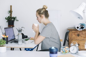 Wybierając laptop dla własnej firmy najczęściej zwracamy uwagę na jego rozmiar wagę albo też takie parametry jak dysk SSD czy ilość dostępnych w nim portów
