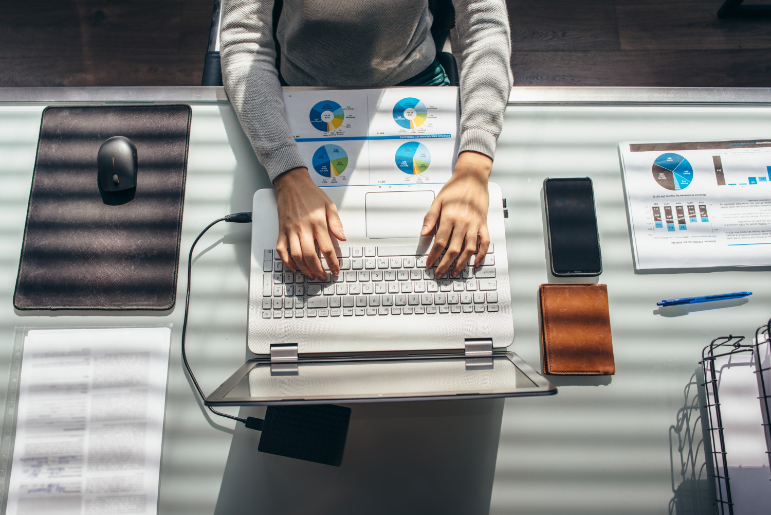 Być może część osób zauważyła nietypowe zjawisko, w którym laptop po pewnym czasie użytkowania zaczyna znacznie wolniej działać